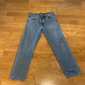 Levi's 501 blå jeans - Klassiska blå Levi's 501 jeans i storlek W31 L32. Byxorna är i väldigt fint skick. Hör gärna av dig vid frågor eller om det önskas fler bilder!