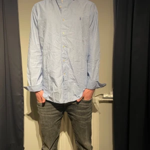 Ralph lauren skjorta - Ljusblå Ralph Lauren skjorta i mycket bra skick😍| Storlek: S | Vis frågor eller prisdiskussion är det bara att skriva | Frakt inom 48h📦