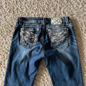 Miss me jeans - Jättefina Miss me jeans, storlek 32/mid rise bootcut! Fint skick! Den ända defekten är att dom är lite skavda vid hälarna🙏🏼 annat jättefina!!  Midjemått rakt över: 42 cm (stretch) Innerbenslängd: 85 cm