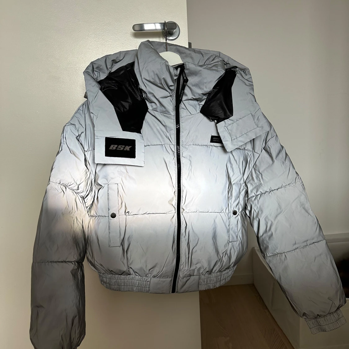 Silver pufferjacka med huva från BSK