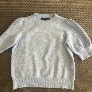 Ljusblå stickad tröja från Vero Moda - Superfin ljusblå stickad tröja från Vero Moda med puffärmar och ribbade muddar. Tröjan har korta armar. Snygg och enkel att matcha till olika outfits! Aldrig använd och inga fläckar eller hål!!❣️❣️❣️