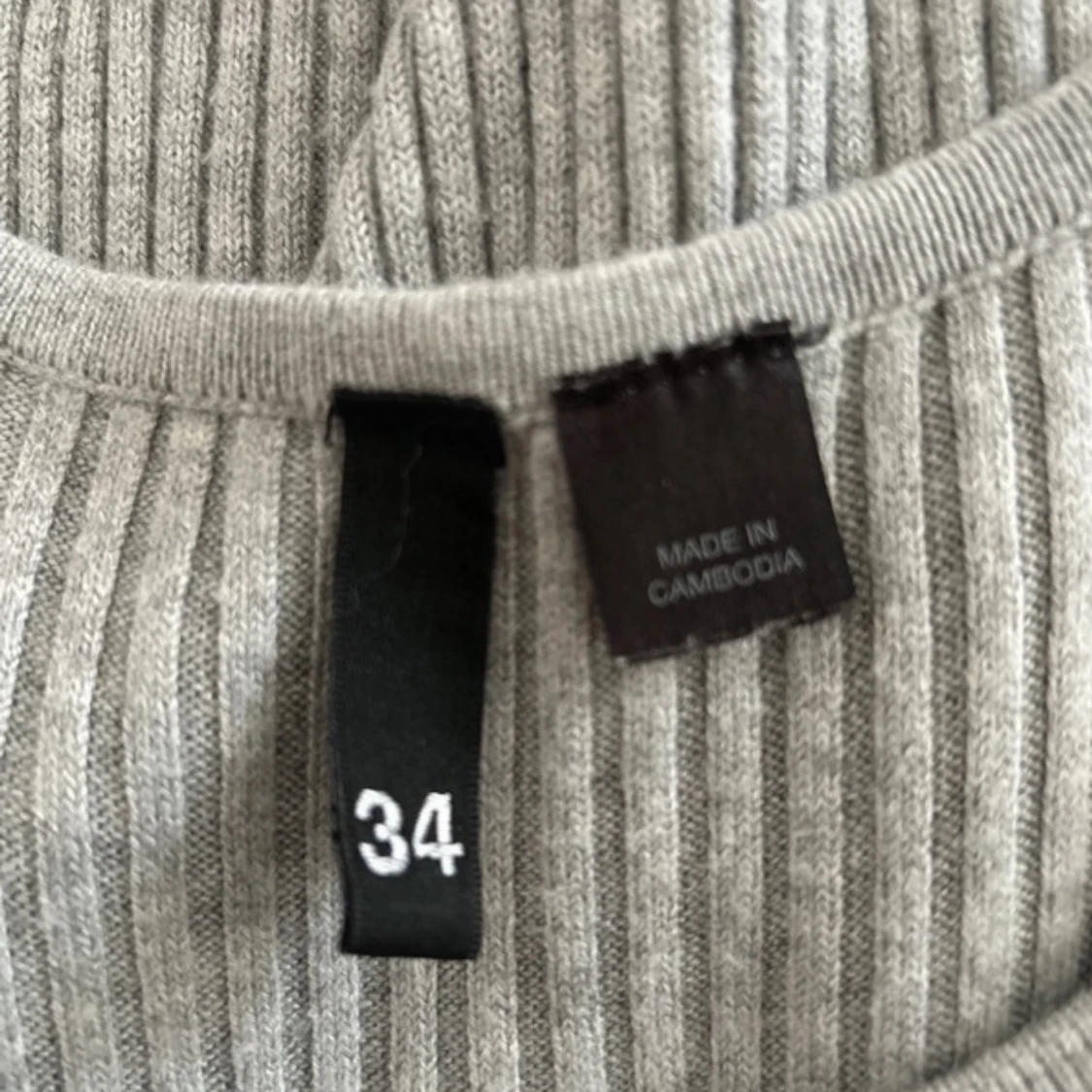 Grå ribbad ärmlös klänning - 2