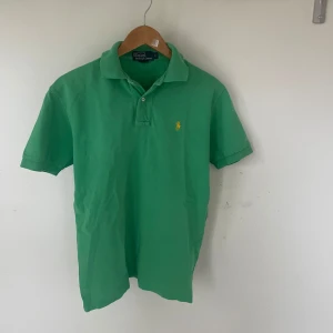Grön piké från  Ralph Lauren - Tjena säljer nu ett stort paket av ralp lauren pikés, en av dem denna snygga gröna! Den har inga defekter och är i  stoleken S, hör av dig vid fundering eller fråga!💫