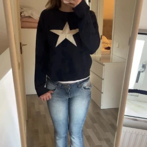 Stickad tröja med stjärna  - Säljer en stickad tröja med stjärna som är använd få gånger. Storlek 170 vilket motsvarar XS/S. Passar mig som bär både XS och S. Från Gina Young 🩷säljer ej för mindre pris 