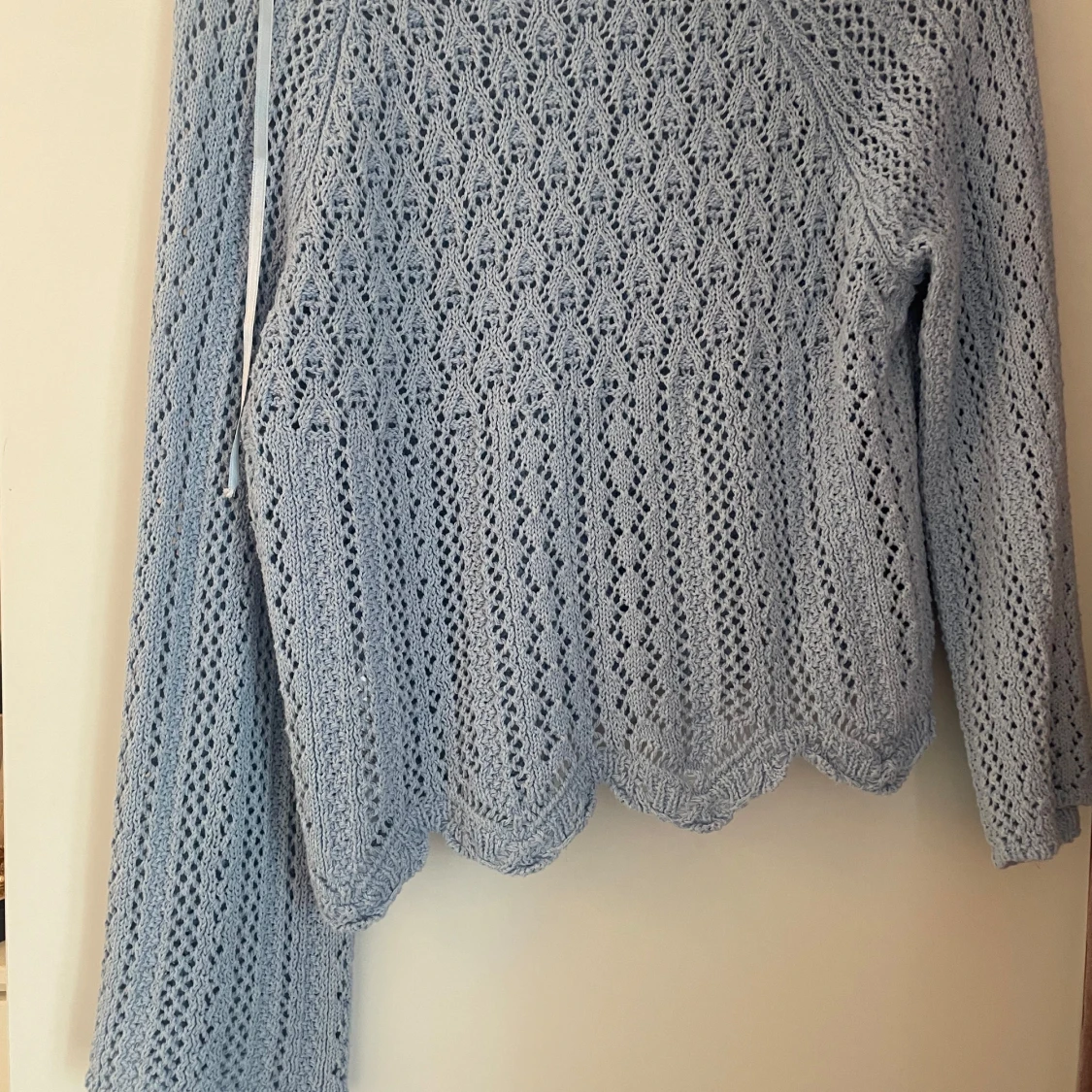 Ljusblå stickad tröja med spetsmönster - 1