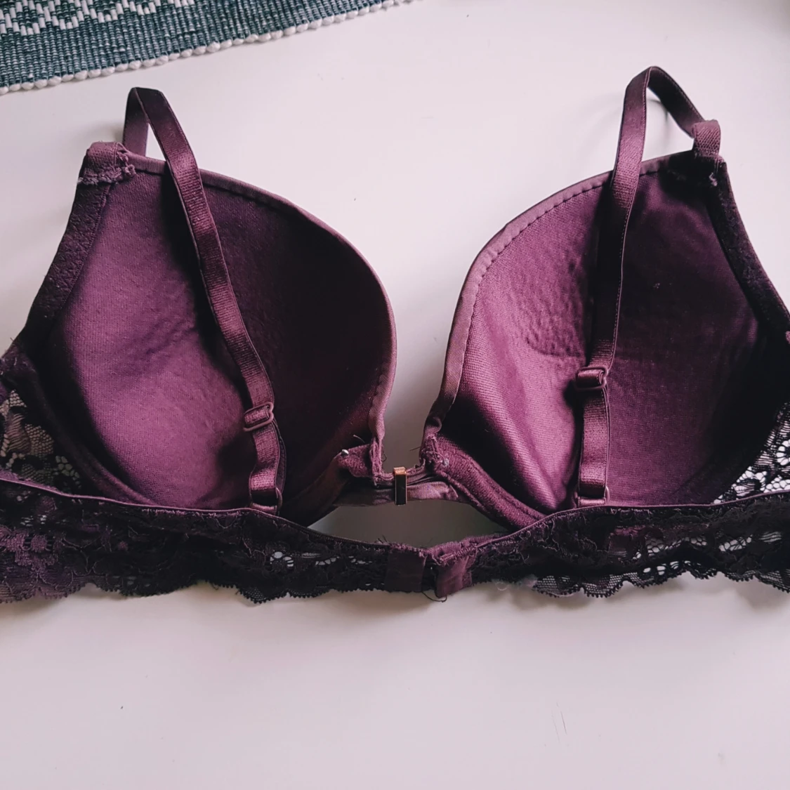 Vinröd bh med spetsdetaljer strl 80 B - 1