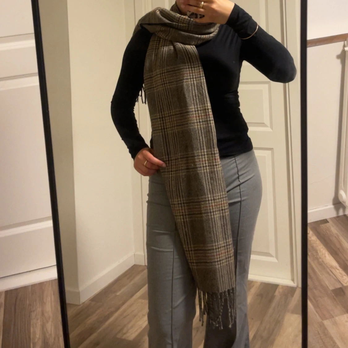 Rutig beige halsduk med fransar