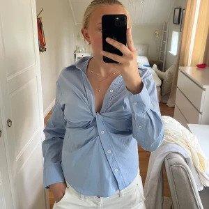 Zara skjorta - Så snygg skjorta från Zara med cool detalj! Strl M. Knappt använd!😍