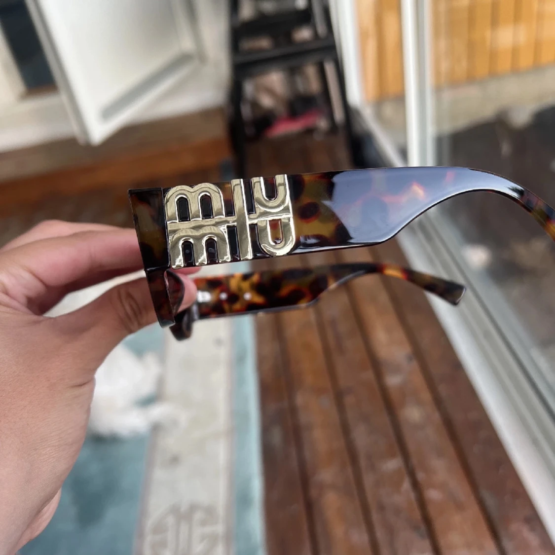 Miu Miu solglasögon i brun mönstrad plast