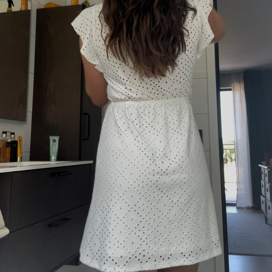 Vit kort klänning med broderade detaljer