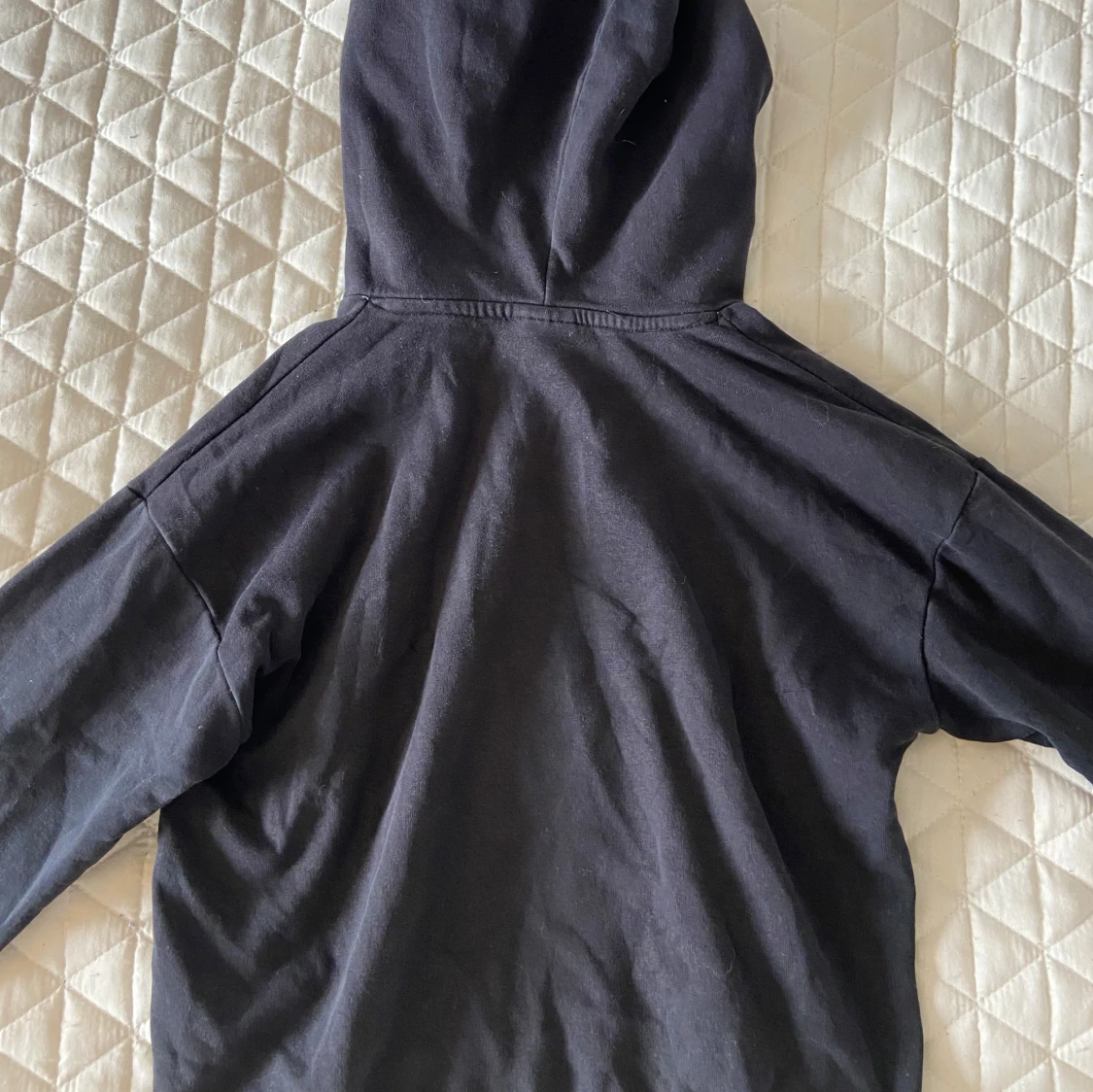 Svart hoodie med huva - 1