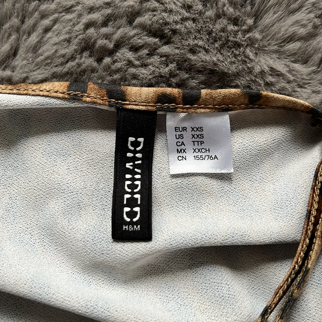 Leopardmönstrad linnetopp Divided - 2