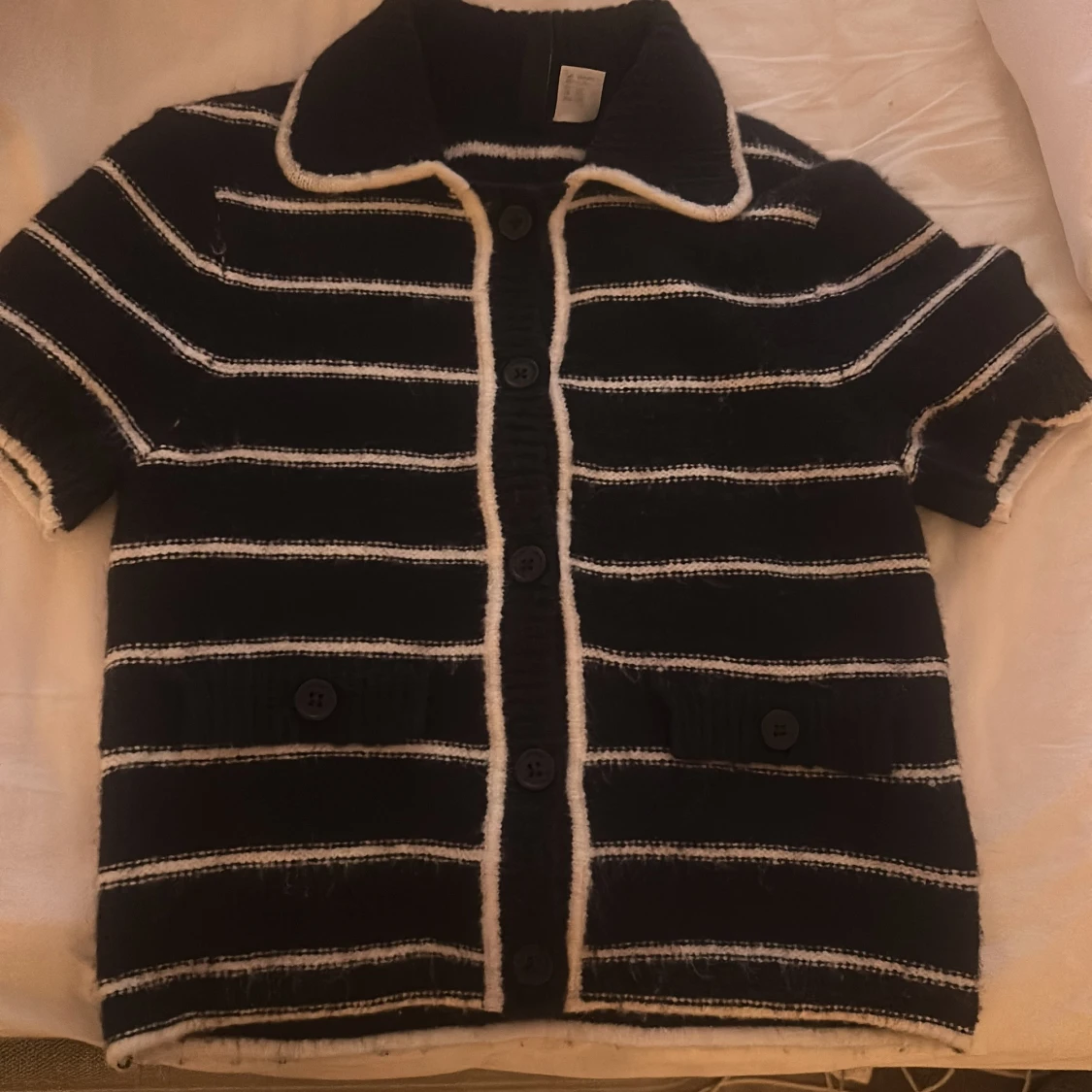 Svartvit randig kofta