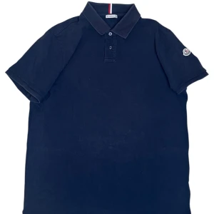 Moncler  - Moncler pike storlek Xl. Skick bra överlag. Pris 799kr, finns att köpa på våran hemsida. Fashionels.com