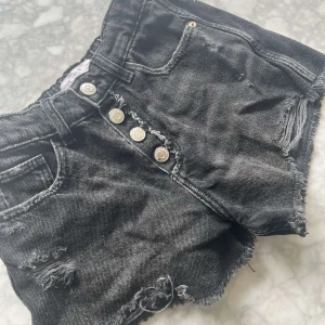 Svarta jeansshorts med ”slitningar” - Säljer ett par trendiga jeans shorts från zara, super SNYGGA!!🫧 lite stor i storlek skulle jag säga😋