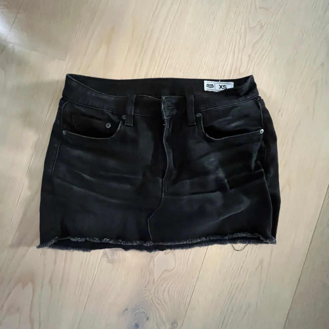 Svart låg midjad jeanskjol