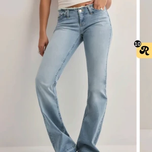 Jeans!! - Säljer dessa jättefina ljusa jeans från Nelly!! Väldigt populära! Super bra skick, som nya!!