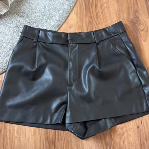 Svarta skinnshorts från Zara - Sååå snygga svarta shorts i skinnimitation från Zara!! Säljer då de tyvärr blivit förstora 🫶🏻 mycket bra skick 🥰 kan skicka bilder hur de sitter på privat 🩷