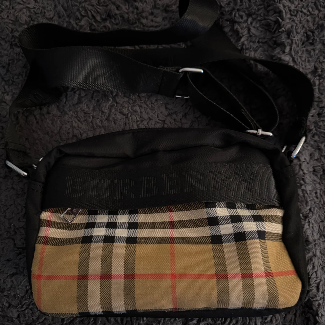 Burberry rutig axelväska med logoband