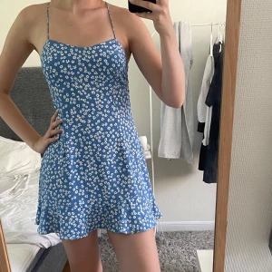 Blå klänning Zara - Kort klänning med vita blommor! Använd en gång💙💙