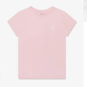 Rosa t-shirt från Polo Ralph Lauren - Snygg ljusrosa t-shirt från Polo Ralph Lauren med klassisk broderad logga på bröstet. T-shirten är i mjuk bomull, har rund hals och korta ärmar. Perfekt basic-plagg med clean look och ikonisk stil. Säljer för den inte kommer till användning och hade suttit perfekt på någon annan. Tvättat få gånger och den är i storlek m för barn asså ca barn som är 8-10 år men passa både mindre och äldre. Säljer den billigt så den snabbare ska säljas.