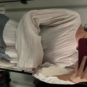 Plisserad blus från Stockh LM i beige - Säljer en superfin plisserad blus från Stockh LM i ljusbeige. Blusen har långa, vida ärmar och en lös passform. Står xs men mer en s