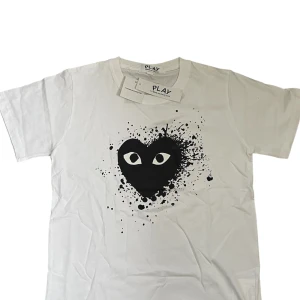 CDG t shirt - Säljer en sprillans ny CDG t shirt. kommer med orginal påsen, storlek S. Drängen på bilden är 162 cm lång och väger 46 kg