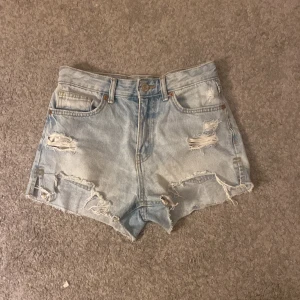Ljusblåa slitna jeansshorts - Säljer ett par ljusblåa jeansshorts som blir supersnygga när man viker ner dem lite! Pris går att diskutera ❤️
