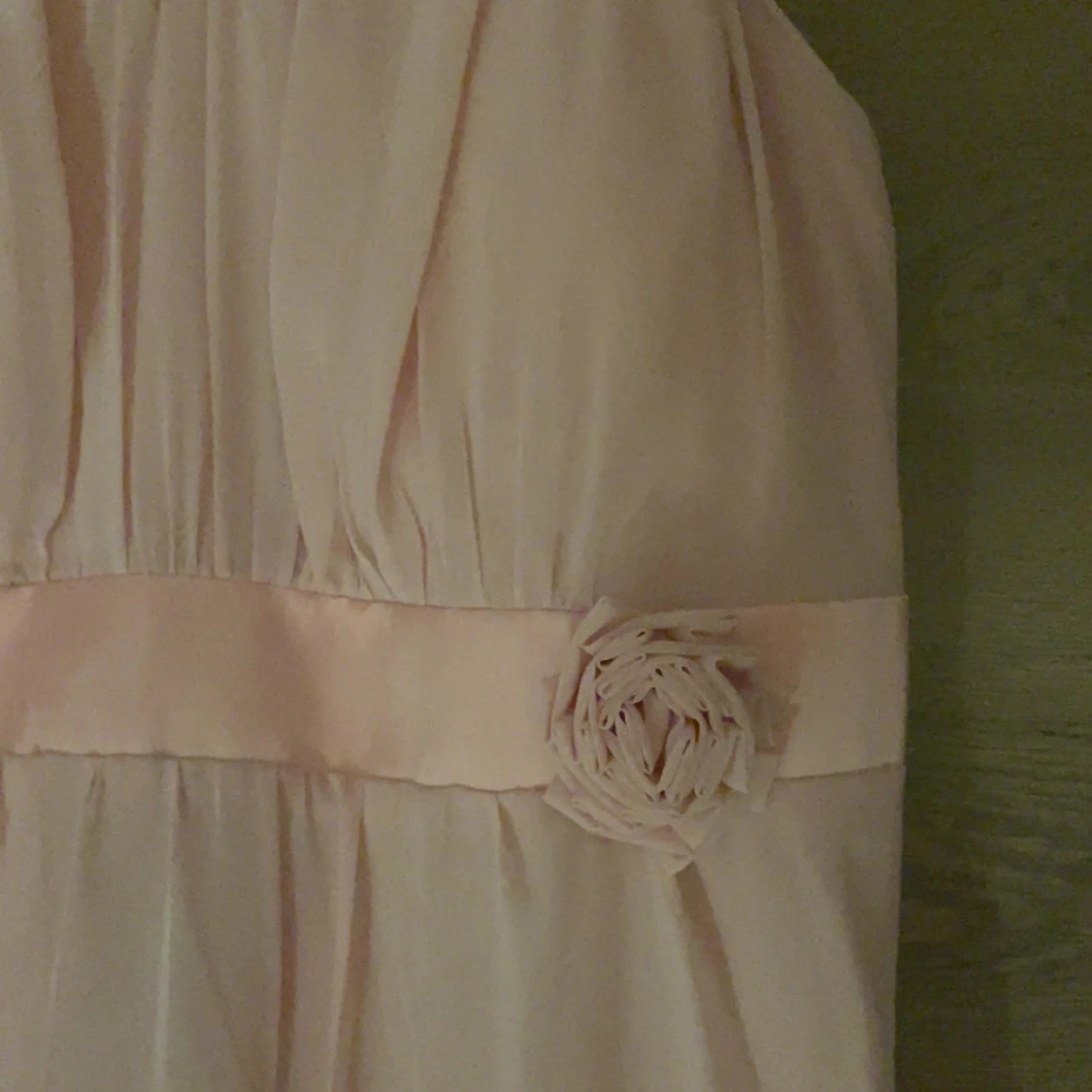 Ljusrosa långklänning med blomdetalj - 3