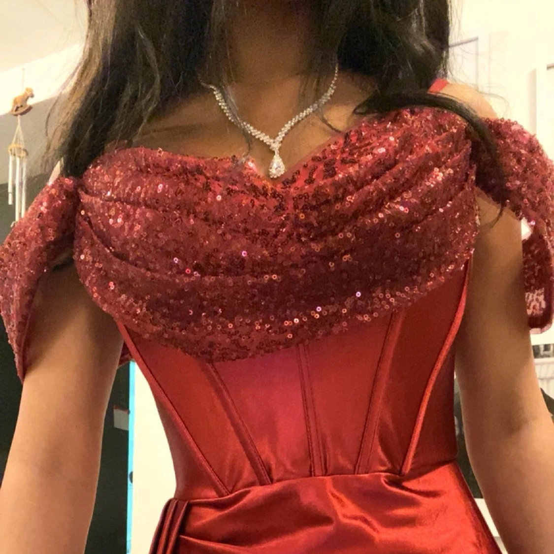 Röd långklänning med paljettdetaljer - 2