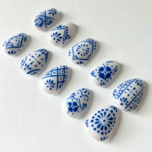 Press In Naglar -  Press On naglar handmålade av mig ✨ Kort almond, med inspiration av porslin 😍