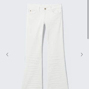 vita lowwaist jeans - säljer dessa lågmidjade vita jeansen från weekday då dom inte används❤️storlek w25/L30.