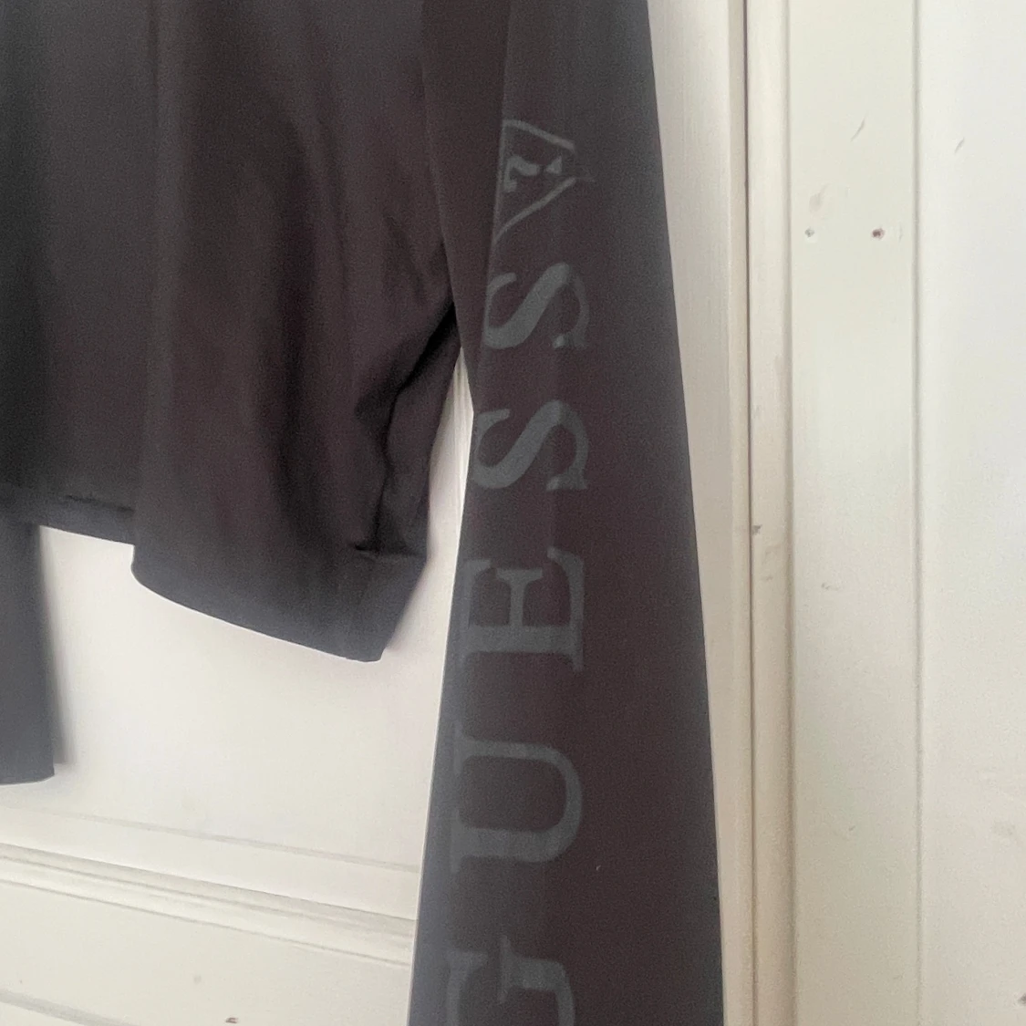 Svart croppad långärmad topp Guess - 3