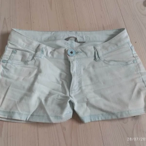 Ljusblå lågmidjade jeansshorts  - Snygga ljusblå jeansshorts med klassisk femficksdesign och bälteshällor. Shortsen har knapp och dragkedja framtill samt raka ben. Perfekta för varma dagar och en chill stil. De är i storlek 164 men passar xs-s❤️ skriv för funderingar💗