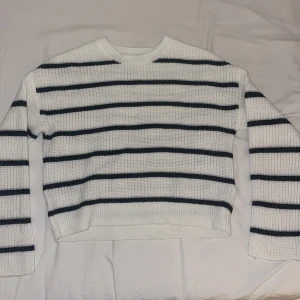 Stickad tröja  - Jättefin rutig stickad tröja från Kappahl som är perfekt till hösten! I storlek 146/152 💕✨ 