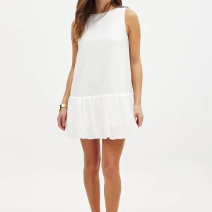 Vit glittrig kortklänning från NA-KD - Aldrig använd vit ärmlös kortklänning från NA-KD med glittriga paljetter och volang nertill. Klänningen är helt oanvänd och har inga som helts tecken på användning eller skador och ligger kvar i påsen den kom i💞                Original pris 700                                       Skriv för mer bilder och frågor🤗