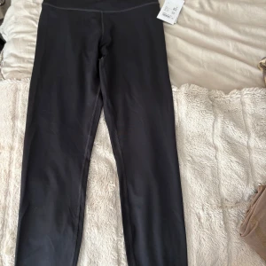 Träningstights  - Helt oanvända tights från SOC i Strl S☺️Köpta för 399 men säljer för 300! Prislappen finns kvar.