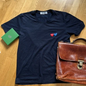 Cdg T-shirt - Asfet Comme des Garcons Play T-shirt till dunder pris💯Skick 9/10💫Nypris: 1099 Mitt pris:499🤩Skriv om intresserad!