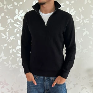 half zip-tröja  - | Svart stickad tröja från Only&Sons | skick 9/10 | om ni har funderingar, hör gärna av er!!