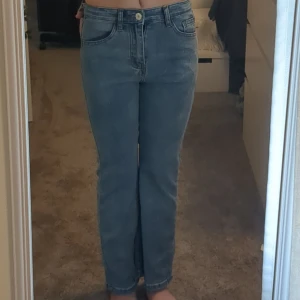 Blå bootcut jeans från Shein. - Säljer ett par ljusblå bootcut jeans från Shein i storlek 10Y. Jeansen har klassisk femficksdesign, hög midja och raka ben som slutar i en snygg utsvängd bootcut. Med en justerbar midja💞
