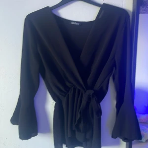 Svart blus från Boohoo - Svart v-ringad kort blus vet inte storlek men sitter som en S.