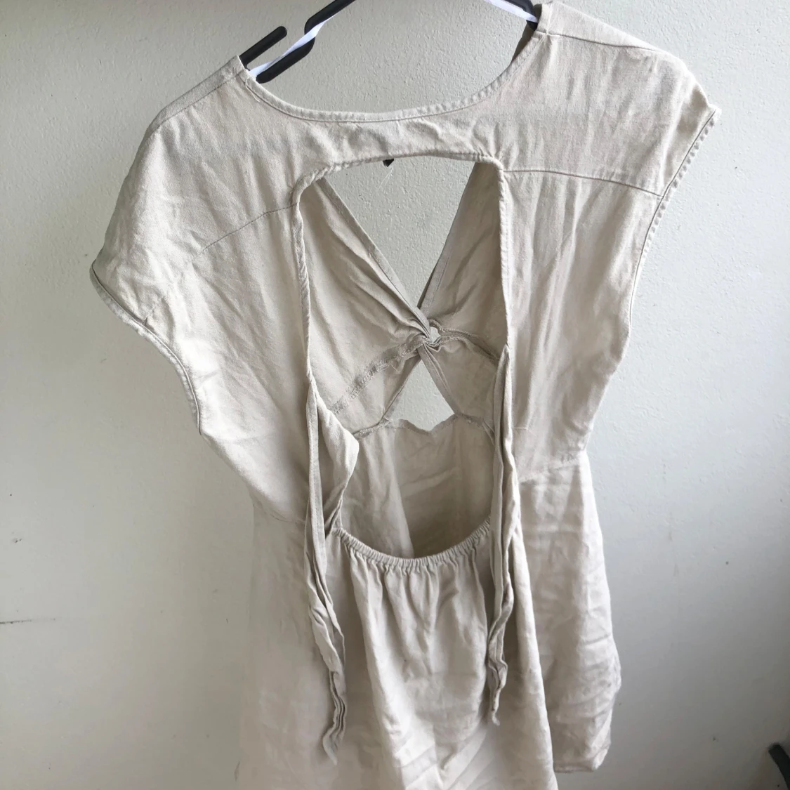 Beige kortklänning med knyt i ryggen - 2