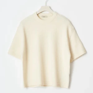 Vit stickad kortärmad tröja Filippa K - Supermjuk vit stickad tröja från Gina med korta ärmar och rund hals. Enkel och clean design som är lätt att styla till jeans eller kjol. Perfekt för lager-på-lager och funkar året runt.