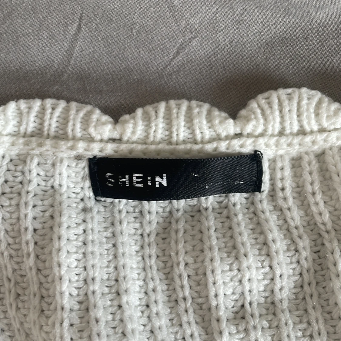 Vit kofta med snöre och volang - 4