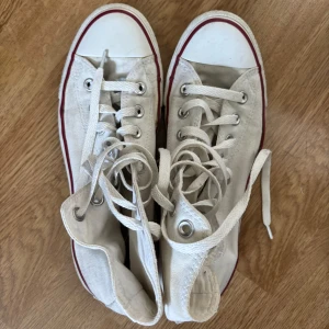 Vita Converse  - Vita Converse som är köpta på sellpy men aldrig kommit till användning då de va lite för stora. Storlek 40.