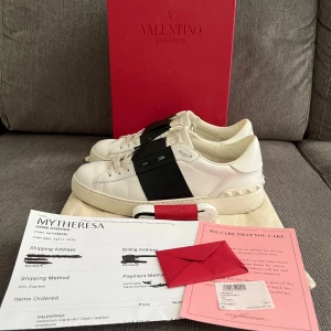 Valentino open - Tjena, säljer nu dessa riktigt snygga och populära valentino opensen i bra skick, allt og ingår ink kvitto, köpt på mytheresa, hör av er vid frågor och fundeirngar🙌🤝