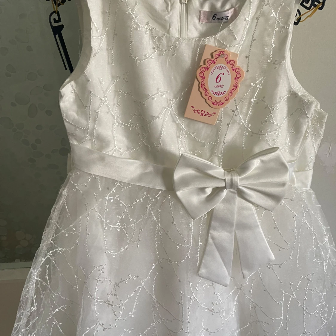 Vit kort klänning med rosett - 3