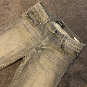 Gråa replay jeans - Grå jeans från Replay med snyggt tvättad look och klassiska fem fickor. Slim fit och  broderi på bakfickorna. Jeansen har bälteshällor och knappstängning. Perfekta för dig som gillar stilrena och bekväma jeans. Priset kan diskuteras och ifall du har någon beundran tveka inte att fråga. 👍🏼 