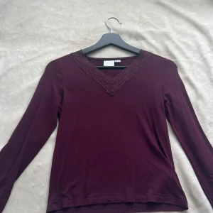 Intimissimi liknande tröja Gina Tricot - Supersnygg vinröd långärmad topp från Gina Tricot med v-ringning och spetsdetalj runt halsen. Mjuk och skön i bomullsmix, perfekt till lager-på-lager eller som den är. Passar dig som gillar stilrena plagg med en twist.