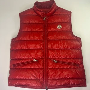 Moncler gui väst - Skick 8/10 lien skada se bild storlek 3 motsvarar M/L